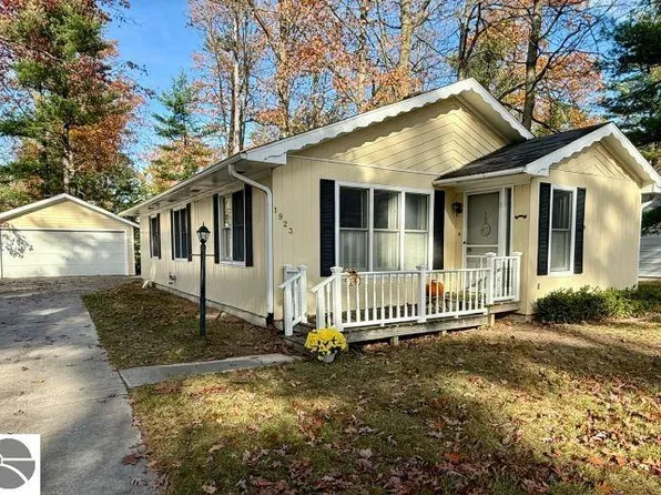 1923 Chippewa St, Traverse City, MI 49686