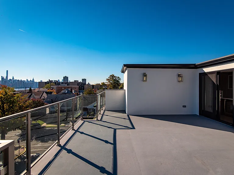 129 Rothwell Ave — Photo 3