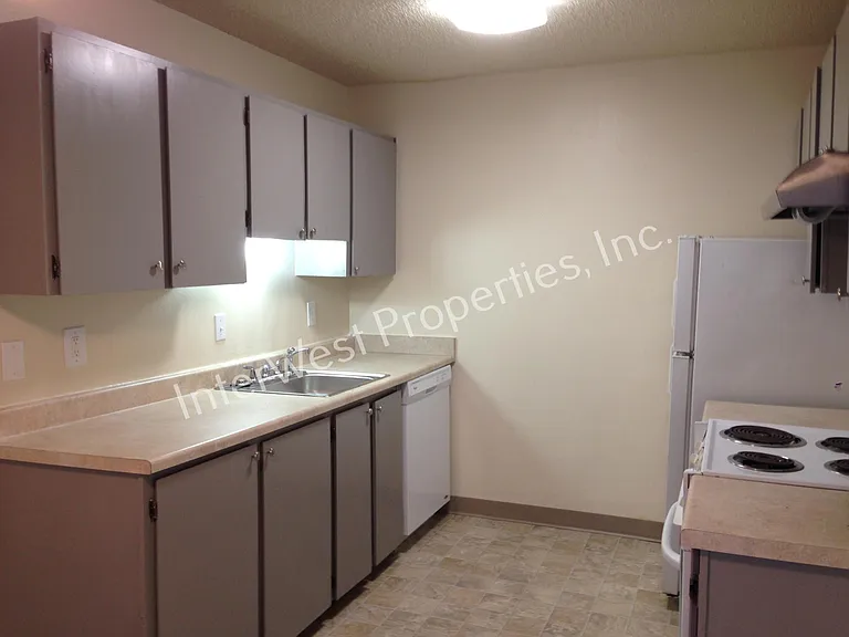 1040 W Powell Blvd — Photo 3