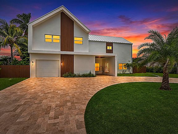 3rd image of 303 SW 14TH Place