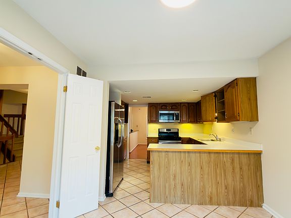 5th image of 79 Militia Hill Dr