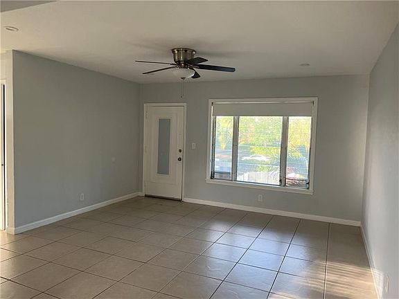 4th image of 408 NE 7th Ave APT 10