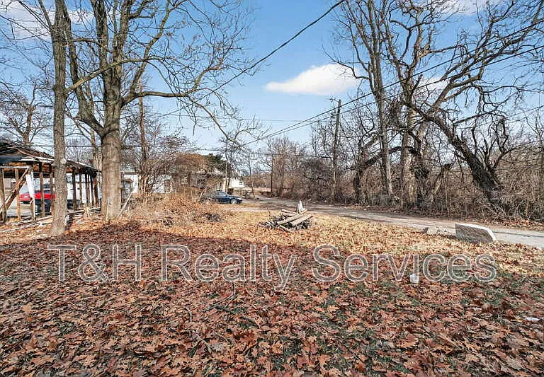 926 W 32nd St — Photo 31