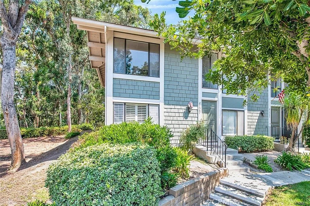 2 bed, 1.5 bath, 1190 sqft, $3,300 — Photo 1