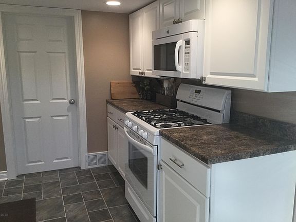 4th image of 1010 Haarfarger Ave N