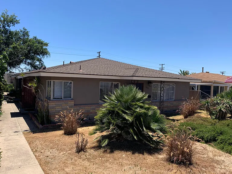 Front of house - no fenced yard