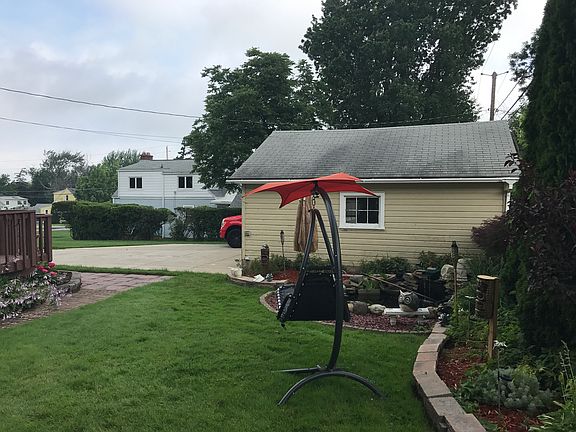 4th image of 3575 James St