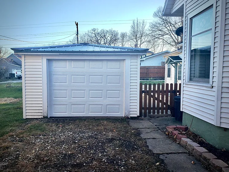 119 E 5th St — Photo 2