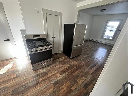 2 bed, 1000 sqft, $1,907 — Photo 2