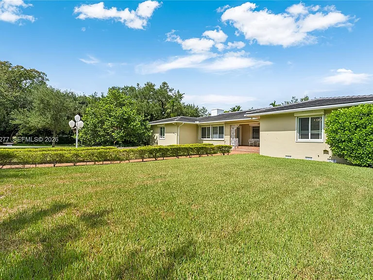 2514 E Granada Blvd — Photo 2