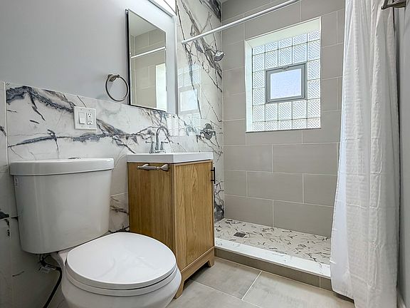 4th image of 2304 N Lamon Ave #2