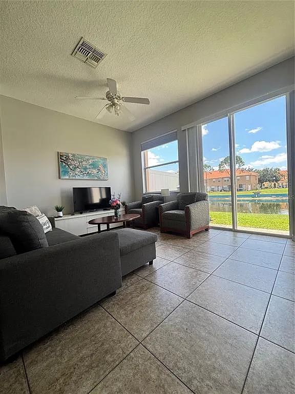 3 bed, 3.0 bath, 1187 sqft, $2,000 — Photo 3