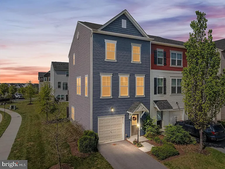 109 Splendor Garden Way — Photo 3
