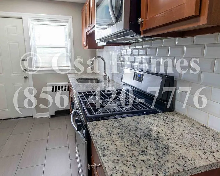 1562 Bradley Ave — Photo 4