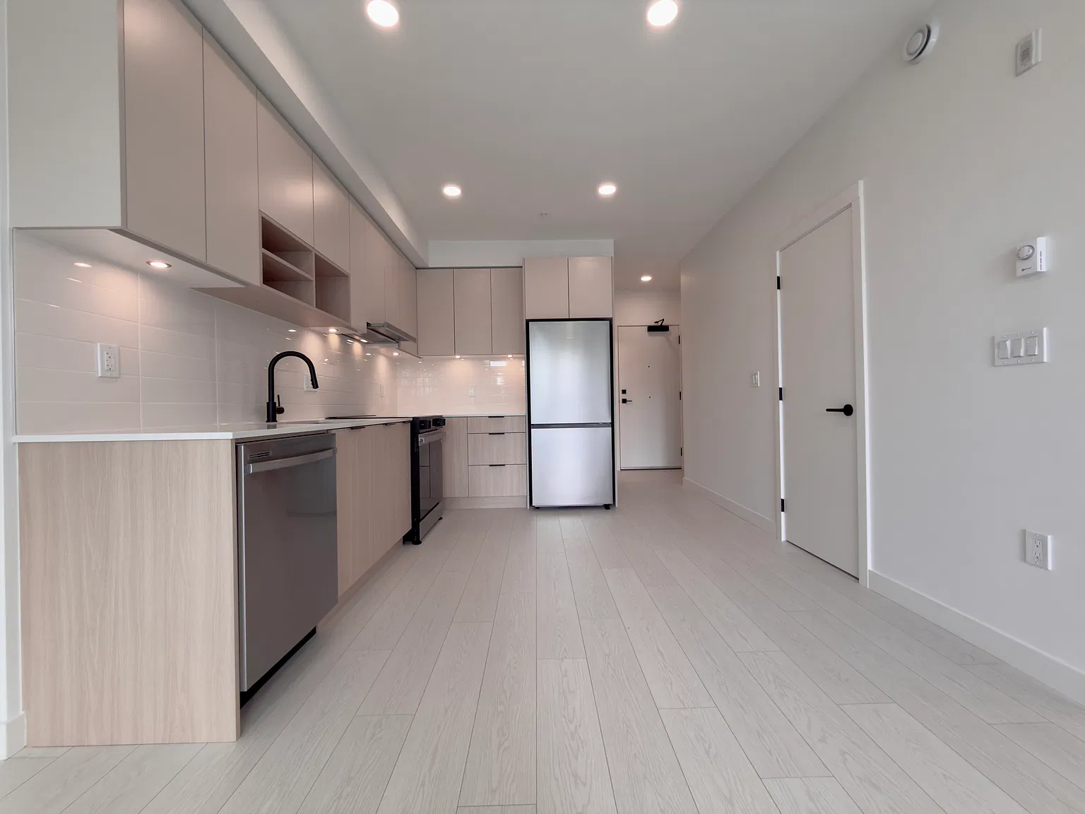 2 bed, 735 sqft, $2,150 — Photo 2
