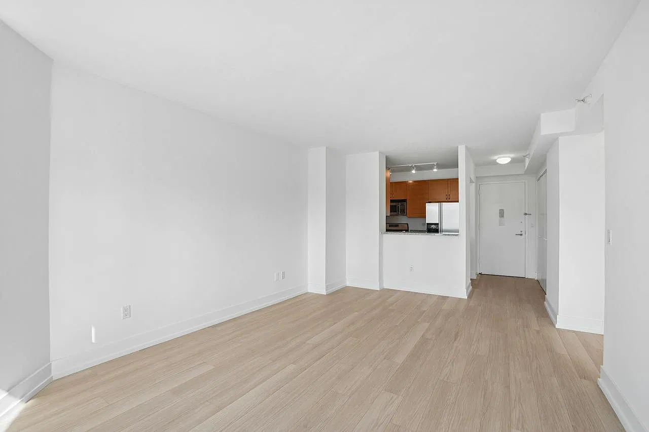 420 W 42nd St — Photo 4