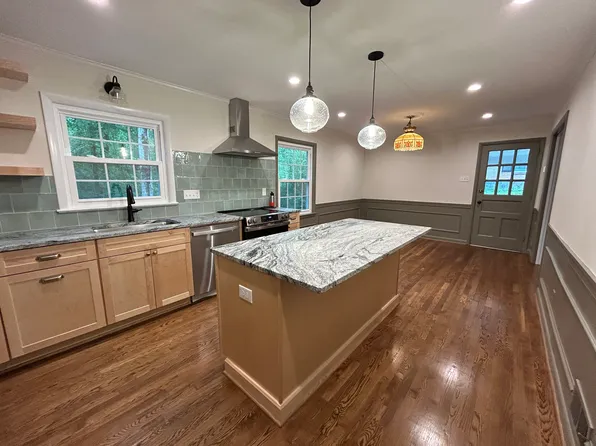 8005 Candlewood Dr, Alexandria, VA 22306