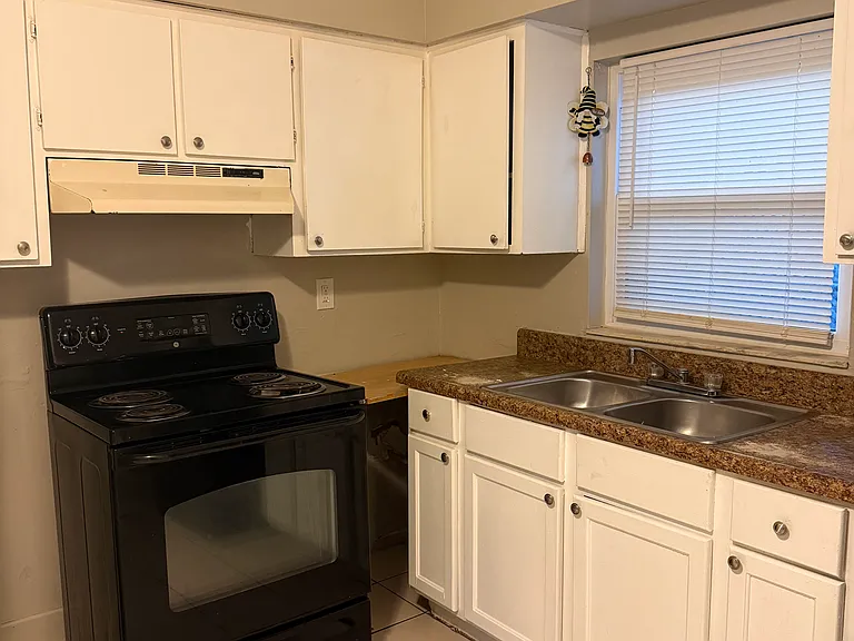 1200 E Bougainvillea Ave #B — Photo 5