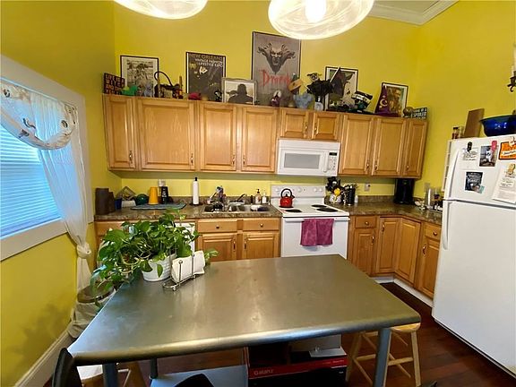 5th image of 822-24 Josephine St