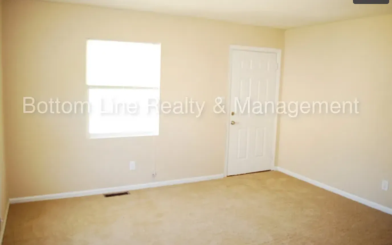 3 bed, 777 sqft, $995 — Photo 2