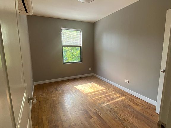3rd image of 4626 S Drexel Blvd #301M