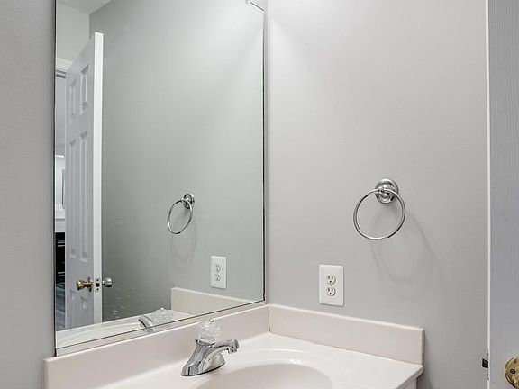4th image of 3506 Alberta Dr