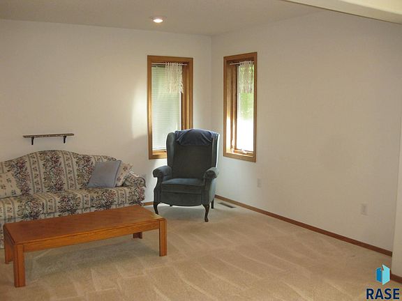 5th image of 504 E 11th St
