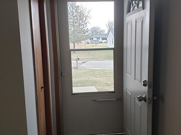 4th image of 1042 Carter St