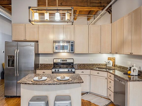 4th image of 824 W Superior St Unit 303