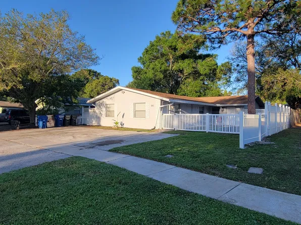 910 Lake Palms Dr, Largo, FL 33771