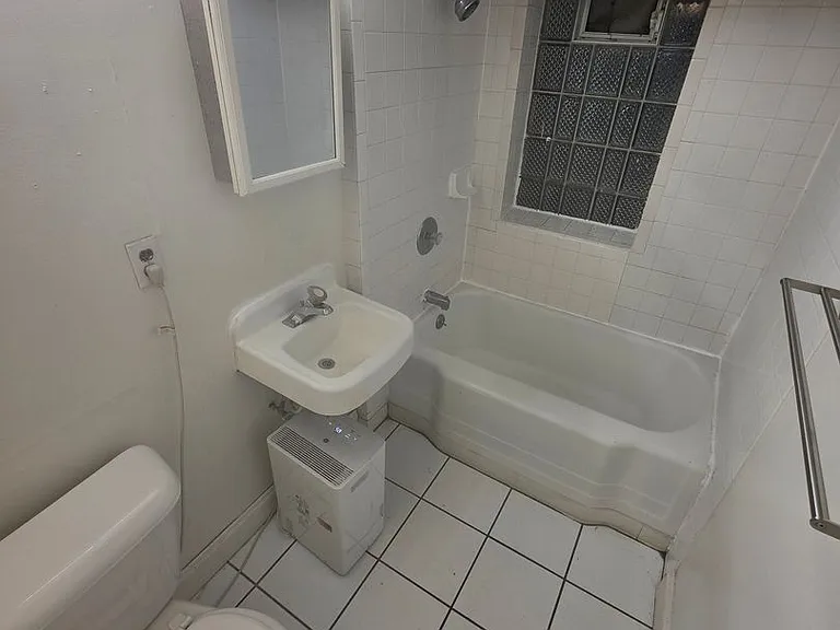 2528 N Maryland Ave — Photo 7