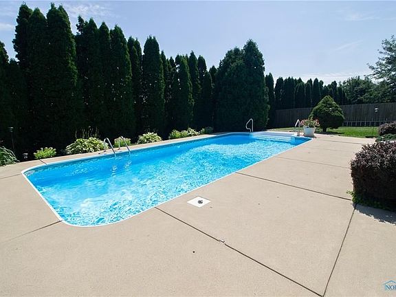 5th image of 390 Bridgeview Dr
