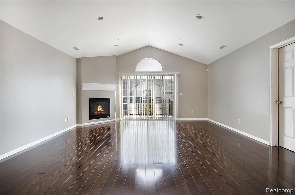 3 bed, 2.0 bath, 2170 sqft, $2,400 — Photo 3