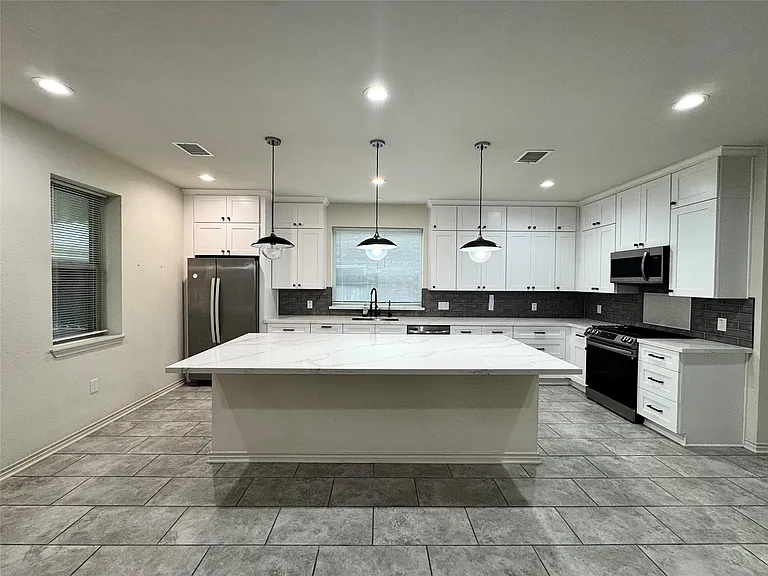 3811 Stockbridge Dr — Photo 5