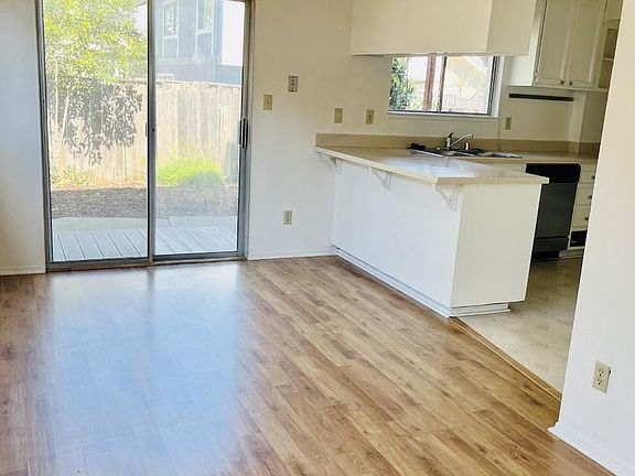 3rd image of 310B Bassett St