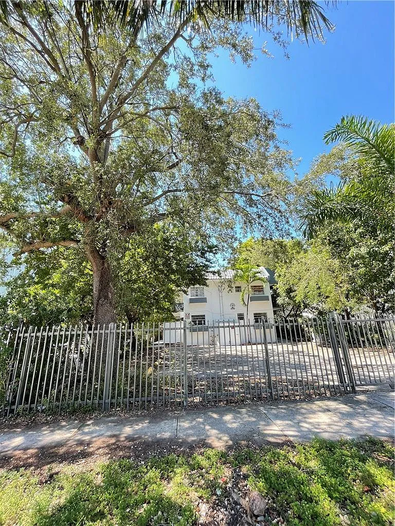 2 bed, 2.0 bath, 3868 sqft, $2,050 — Photo 3