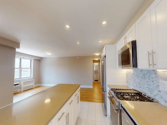 5th image of 310 Greenwich St APT 20C