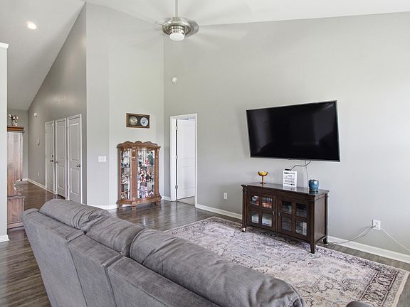 5th image of 1037 Bridlewood Farms Pkwy