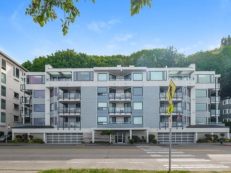 1639 Harbor Ave SW #301 — Photo 2