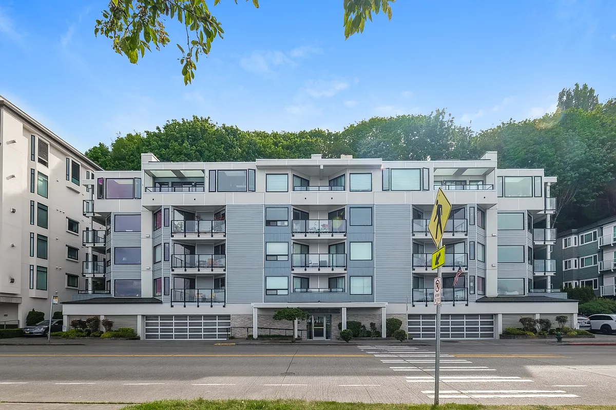 Building Photo - 1639 Harbor Ave SW #301