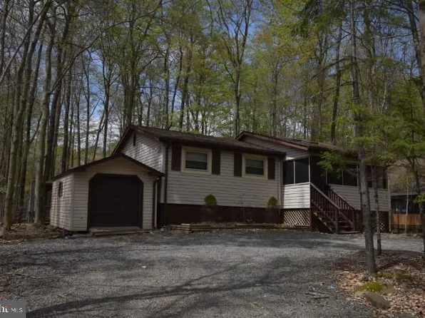 235 Wyalusing Dr, Pocono Lake, PA 18347
