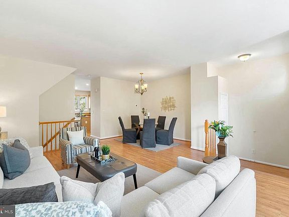 3rd image of 2561 James Monroe Cir