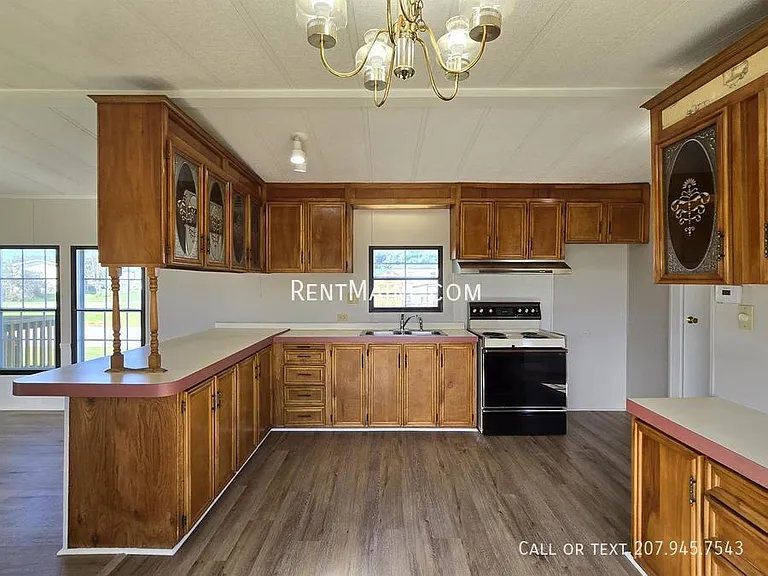 118 E St — Photo 3