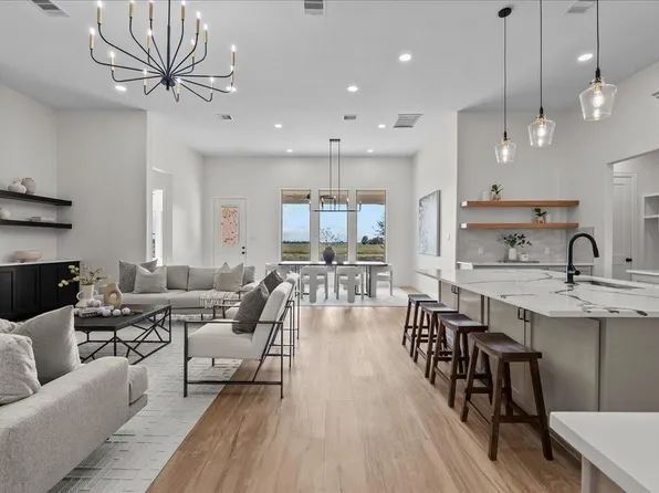 224 Cripple Creek Ln, Angleton, TX 77515