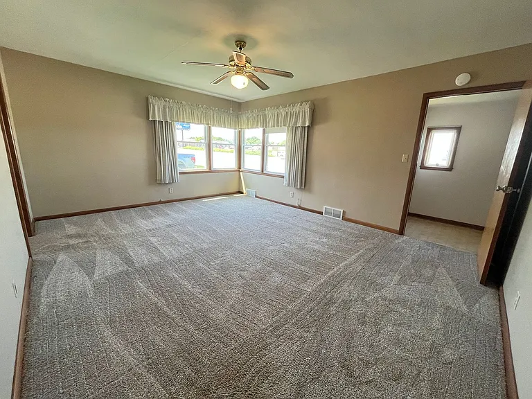 5009 E Linden Ln — Photo 2