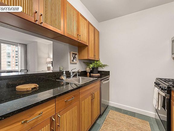 3rd image of 20 River Ter APT 17Q