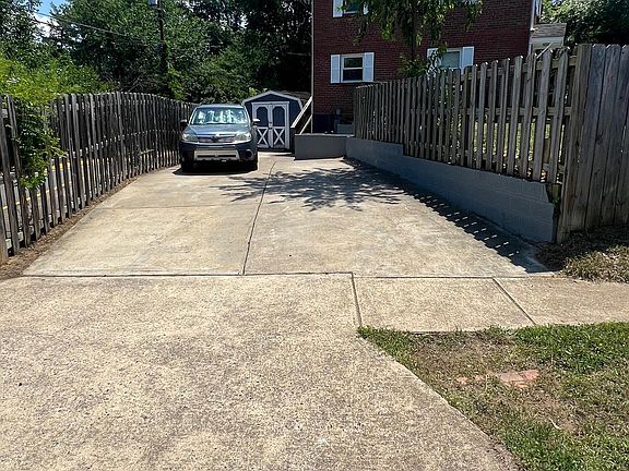 3rd image of 2240 Farrington Ave