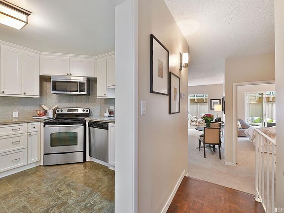 4th image of 2101 Baker St APT 3
