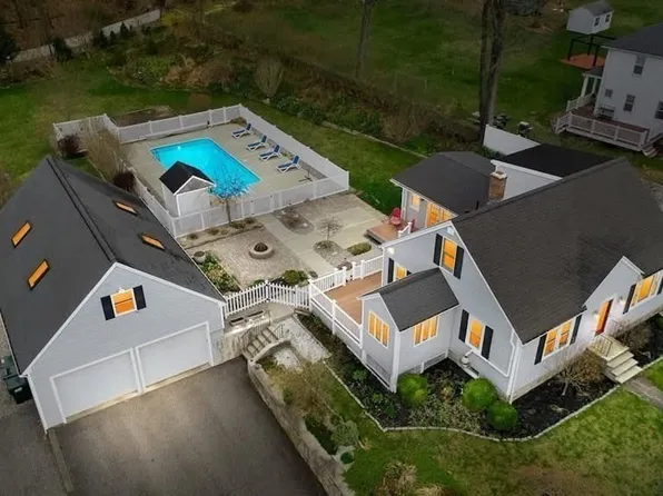 54 North St, Douglas, MA 01516