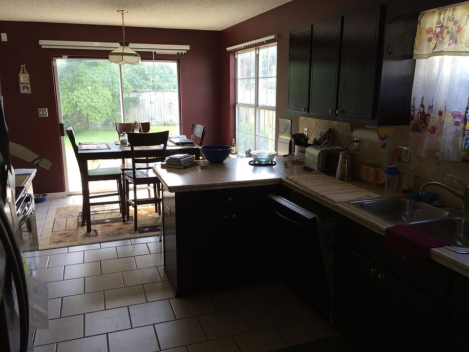 1st image of 415 Bridgewater Ct